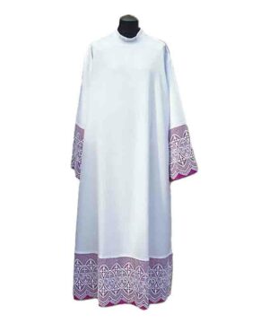 Alba sacerdote puntilla roja oscura