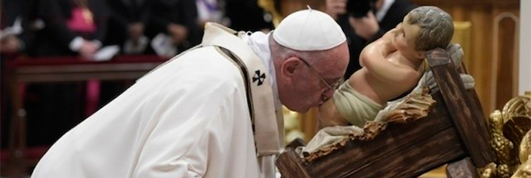 Papa Francisco besando talla del Niño Jesús durante la Misa del Gallo