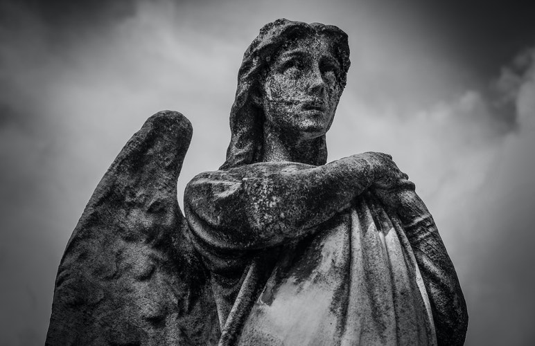 estatua de ángel del Antiguo Testamento