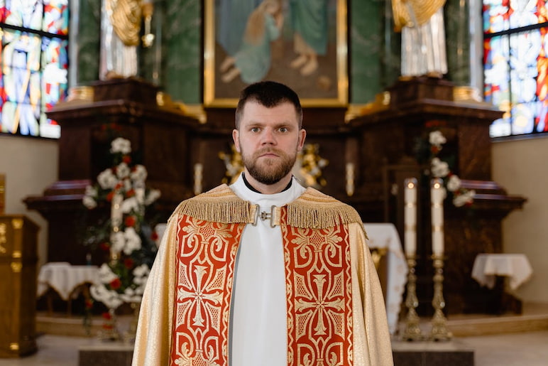 sacerdote llevando casulla según el tiempo litúrgico
